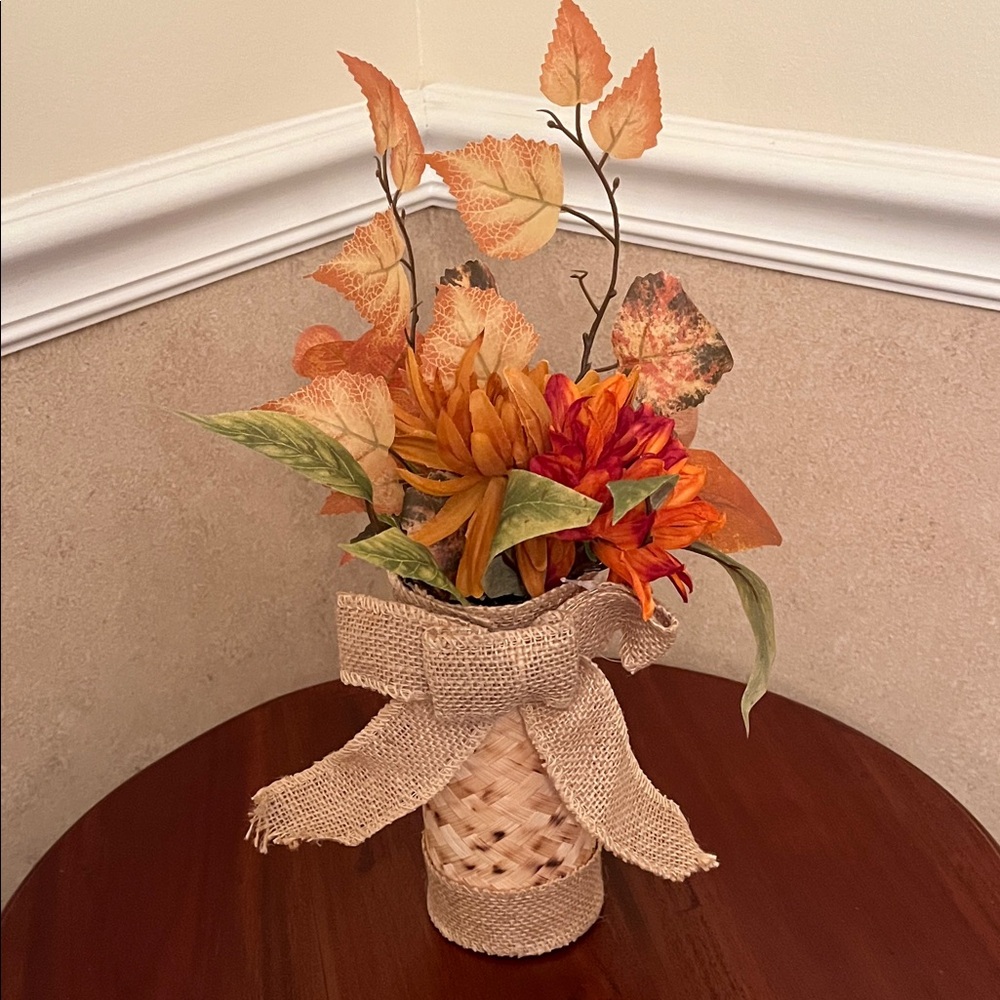 🍁FALL CLEAROUT🍁 14” Autumn Floral Arrangement in Woven Basket with Burlap Bow